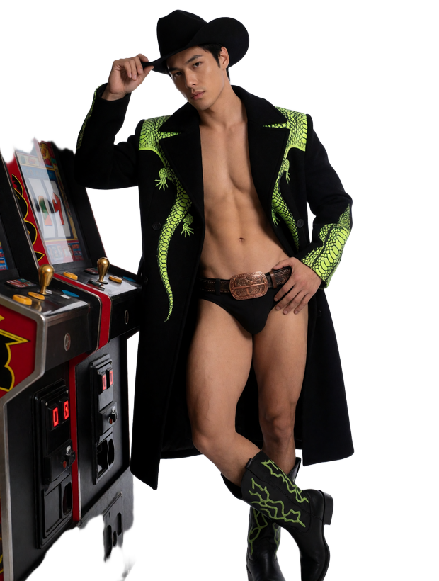 Asiatisch-deutsches Model im Cowboymantel vor der Lizaro Casino Spiele Lobby